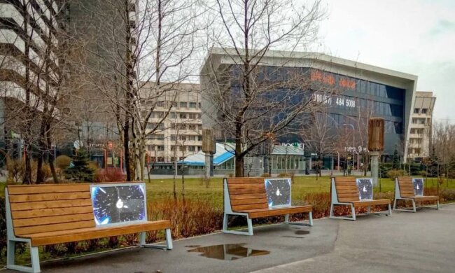 У Києві встановили лавочки з екранами / фото: Telegram
