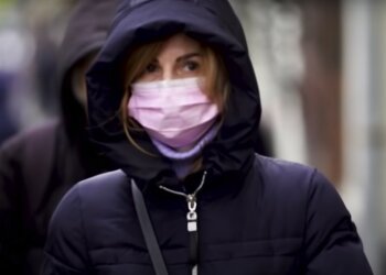 люди в масках, скріншот з відео