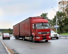 Водій за кермом вантажівки з тахографом