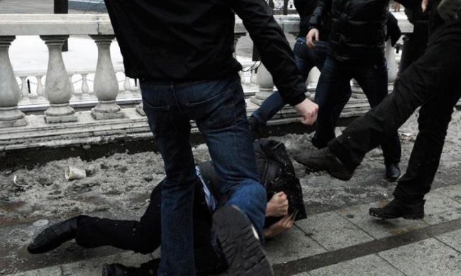 Загрози переросли в зламану щелепу: в Полтаві жорстоко побили журналіста