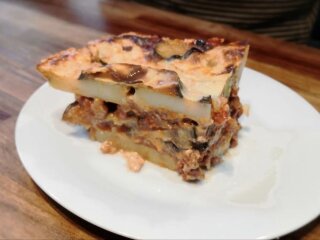 Греческая запеканка с мясом и соусом бешамель: фото скрин Ютуб