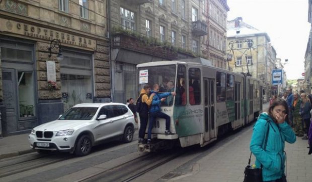 Львовские сорвиголовы рискуют жизнью, катаясь на трамвае (фото)