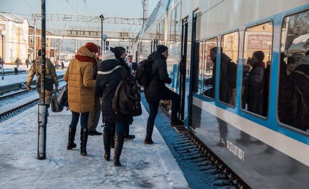 Тисячі пасажирів Укрзалізниці розгнівав пекельний поїзд: сніг, наскрізні діри та розбиті двері