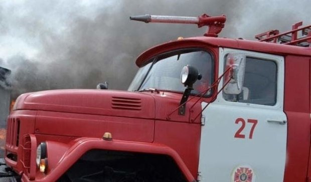 П'ять вантажівок згоріли на київській металобазі (відео)