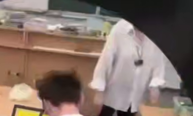 Вчителька витерла ноги об голову учня, кадр з відео