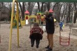 Прогулянка з дитиною, скріншот: Youtube