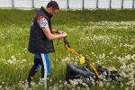 Женщина уснула в высокой траве, но проснуться "помешала" газонокосилка: работника наказывать не будут