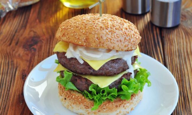 Рецепт домашнього бургера, скріншот: YouTube