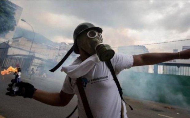 В Венесуэле лидера студенческих протестов расстреляли в упор