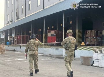 Работа правоохранителей на месте взрыва посылки в Киеве