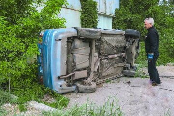 П'яний дніпрянин "пообідав" горілкою і зробив сальто разом з машиною - вщент