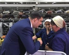 Гройсман приехал на суконную фабрику. Пиджак не заказал, но про ВВП наговорил