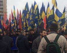 Националисты окружили украинский парламент