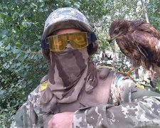 Фото дня: наши солдаты завели боевого сокола