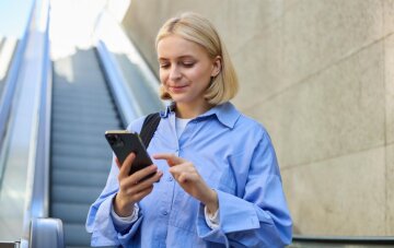 Девушка со смартфоном
