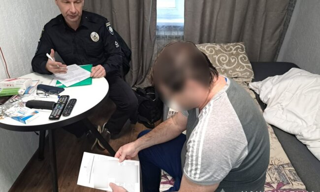 Шахраї ошукали чоловіка, який втратив близьку людину. Фото Нацполіція