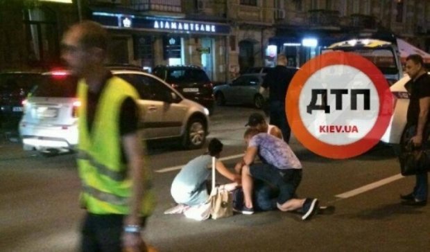 Жахлива ДТП у центрі Києва: автомобіль збив пішохода на зебрі (ФОТО)
