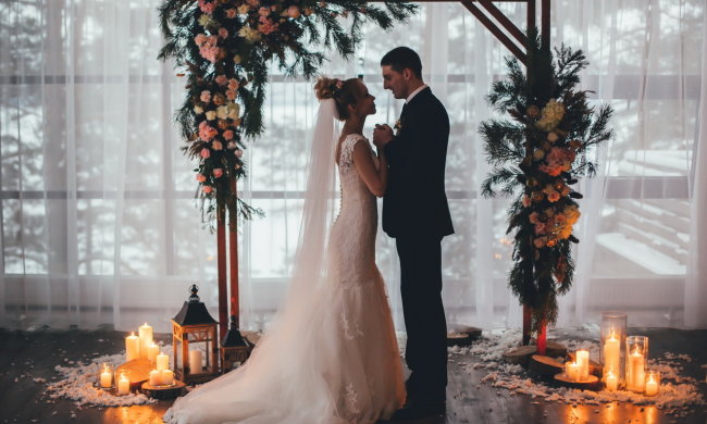 Дикий конфуз с ягодицами невесты заставил сеть надолго задуматься: очень странное фото