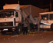 Поцілунок сатани: переповнений автобус вмазався в фуру, постраждали діти