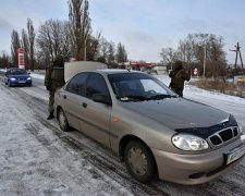 Чоловіки погрожували ножем таксисту і вимагали відвезти до бойовиків