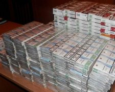 Українського дипломата звільнили за контрабанду цигарок