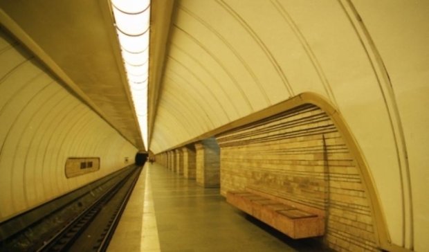 В Киеве горит станция метро “Дружбы народов” (фото)