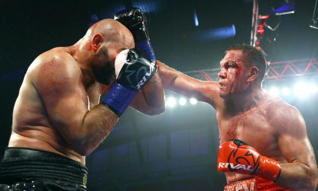 Ще й за дупу вщипнув: журналістка "нокаутувала" боксера, більше не полізе цілуватися на людях