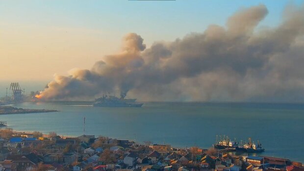 У порту Бердянська палає великий десантний корабель рф: піде на дно слідом за "Орськом"