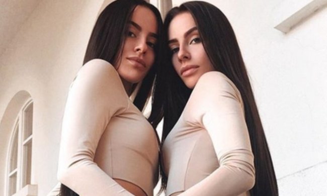 Популярні близнючки засвітили пікантну частину тіла: гарячі фото