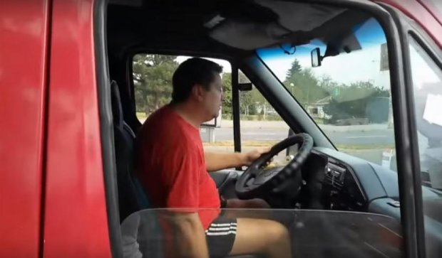 Агрессивный водитель маршрутки набросился на пассажира из-за шансона (видео)