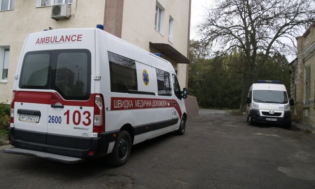 Львівський "Каїн" встромив ножа у рідного брата: медики рятують життя