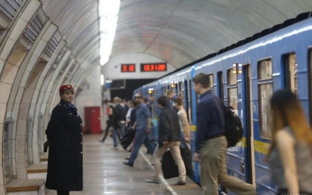 Лапки втомилися: у київському метро помітили унікального "зайця"