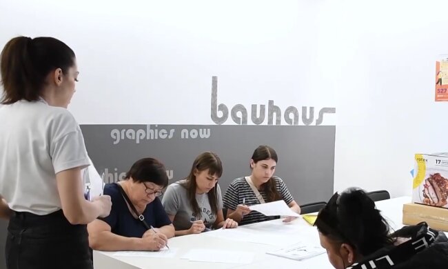 Працівники в офісі. Фото: facebook