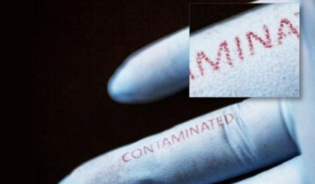 Науковці створили рукавиці, які «бачать» небезпечні бактерії