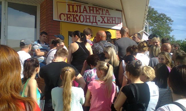 Толпа днепрян с матами штурмовала секонд-хенд: вонючие шмотки в обмен на синяки, видео дичи