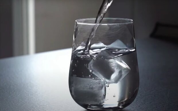 Склянка води. Фото: скрін youtube