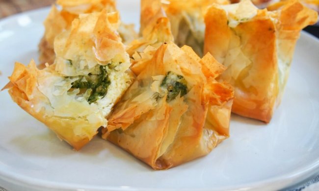 Слойки з сиром і соусом песто: рецепт, який сподобається кожному