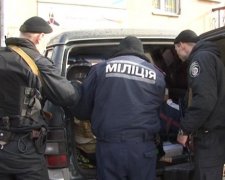 Машину зі зброєю затримали у Києві (фото, відео)