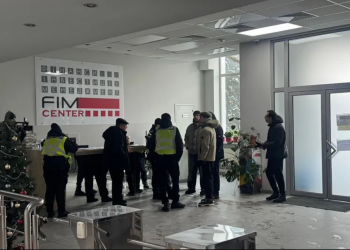 В Киеве разоблачили масштабный мошеннический колл-центр с сотнями иностранцев: "охранники" напали на журналистов (обновлено)