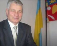 Мера міста під Львовом спіймали на ганебному занятті з племінником: "Він йому за це платить?"