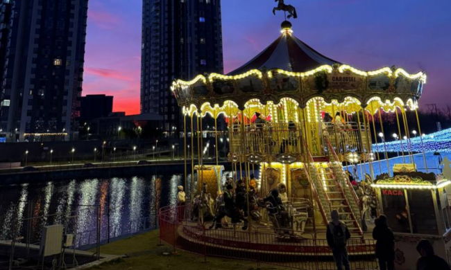 Киев, карусель, Новый год, фото из соцсетей