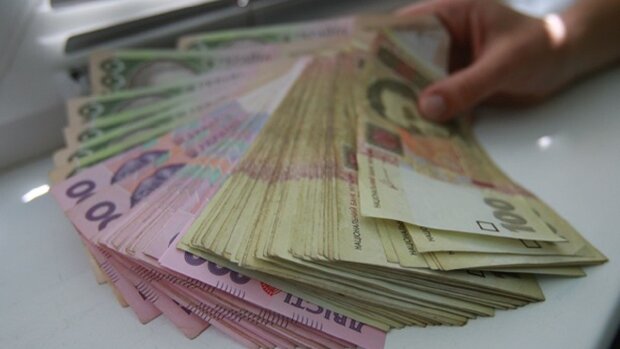 Гроші, гривні: фото informator.ua