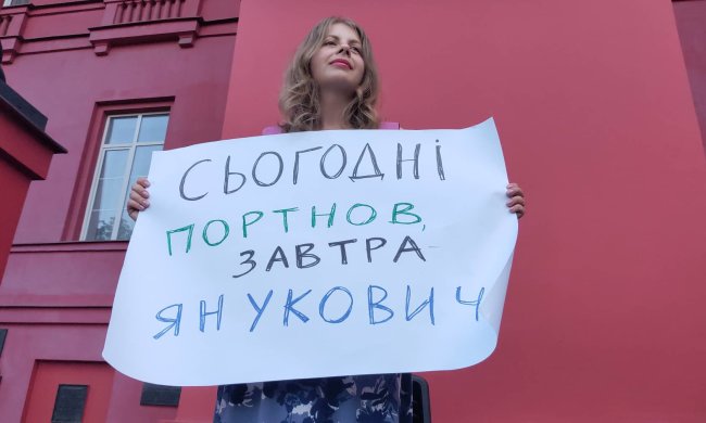 "Геть, Портнов!": тисячі людей об'єдналися на сидячому протесті в Києві, перші кадри