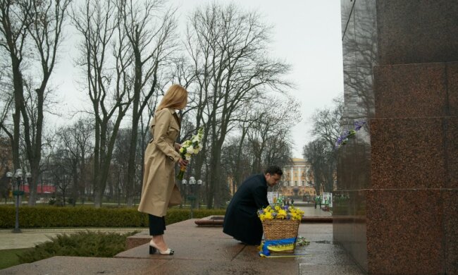 Зеленські возле памятника Тарасу Шевченко, фото: president.gov.ua