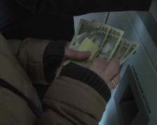 Отримання зарплати. Фото: скрін youtube