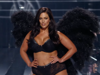 Кадр с показа Victoria's Secret 2025