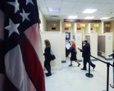 Росіянам припинили видавати американські візи