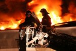 Багатоповерхівка горить, а рятувальники стоять: в Києві водії перекрили дорогу, відео