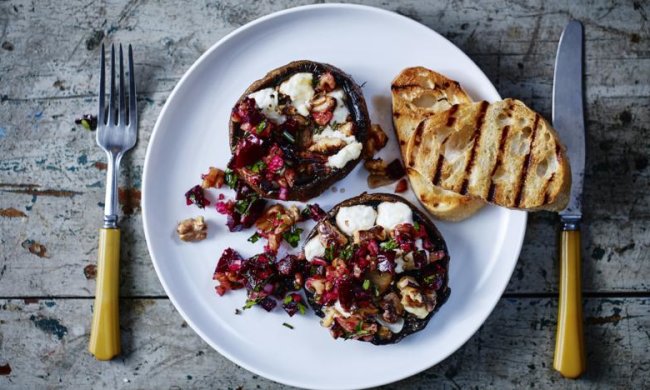 Рецепт смажених грибів з козячим сиром, буряком і грецьким горіхом