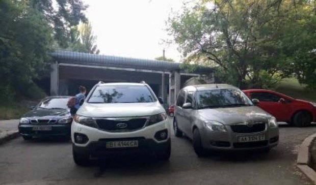 "Герої парковки" заблокували Голосіївський парк